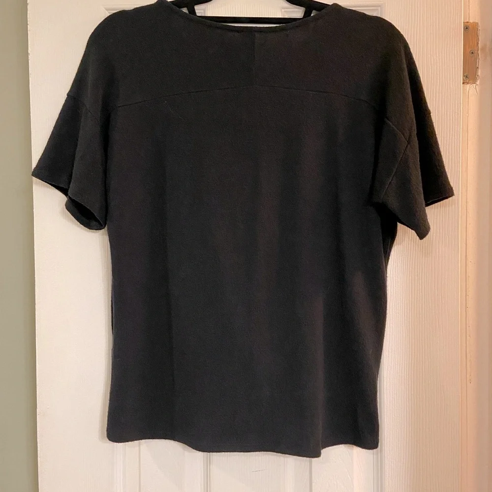 Black short sleeve top with front twist. Size large. Preowned. EUC - Picture 2 of 5